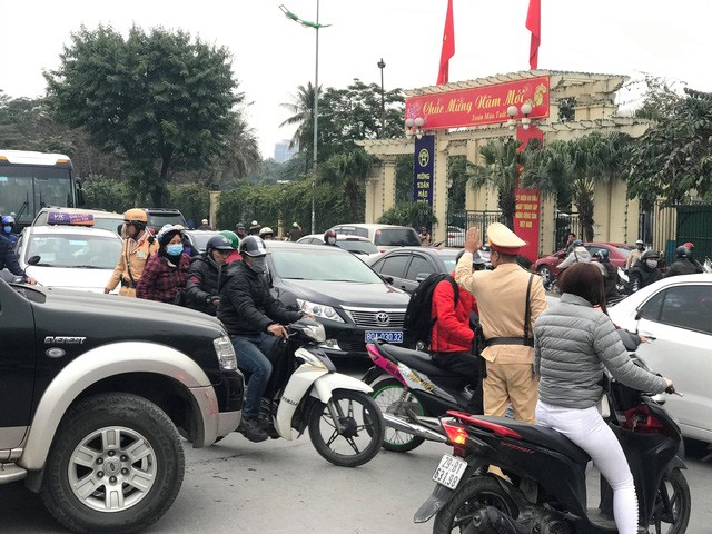 Người đàn ông bị tàu hỏa kéo lê hàng chục mét - ảnh 1