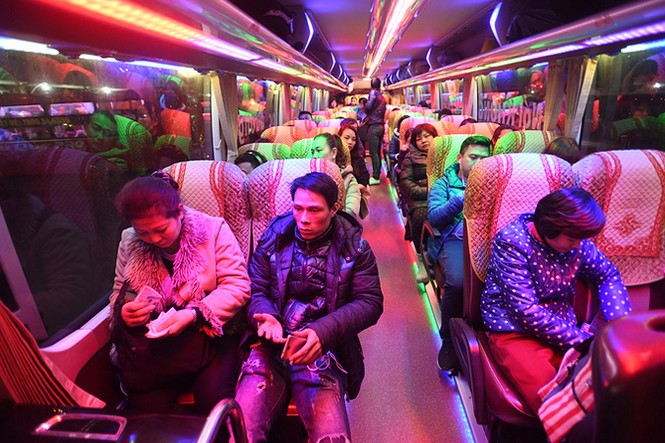 Người dân xếp hàng nhiều giờ ở bến xe để về quê trong đêm - ảnh 9
