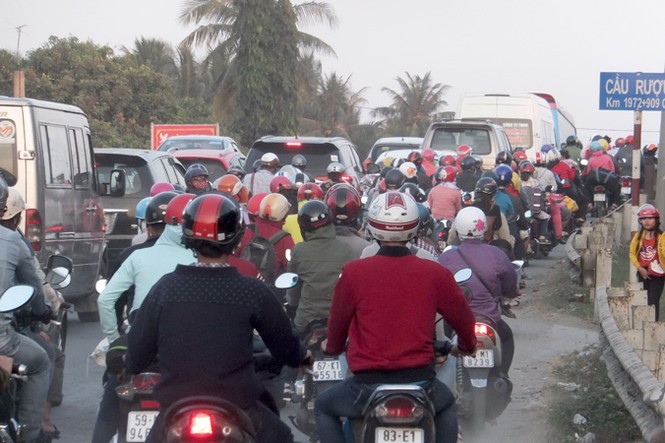 Quốc lộ 1A ùn ứ nhiều km vào chiều ngày nghỉ Tết cuối cùng - ảnh 2
