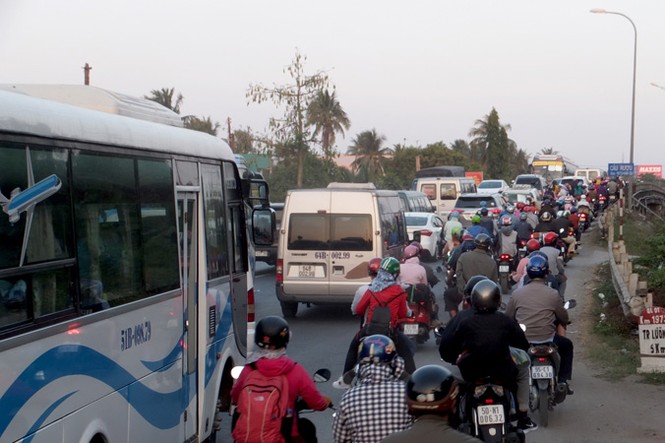 Quốc lộ 1A ùn ứ nhiều km vào chiều ngày nghỉ Tết cuối cùng - ảnh 3
