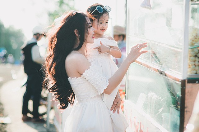Mùa xuân ấm áp của hai mẹ con xinh đẹp, đáng yêu - ảnh 11