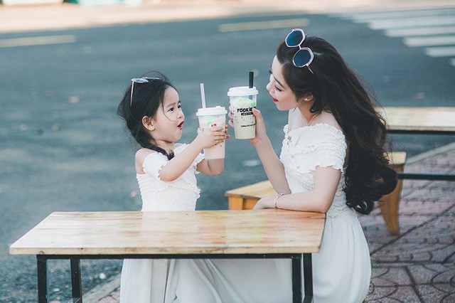 Mùa xuân ấm áp của hai mẹ con xinh đẹp, đáng yêu - ảnh 3