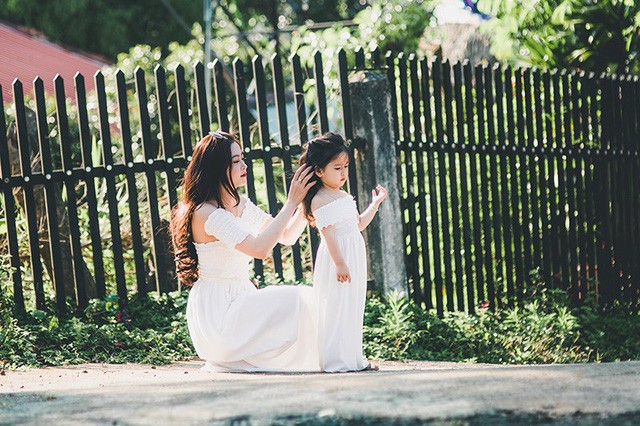 Mùa xuân ấm áp của hai mẹ con xinh đẹp, đáng yêu - ảnh 4