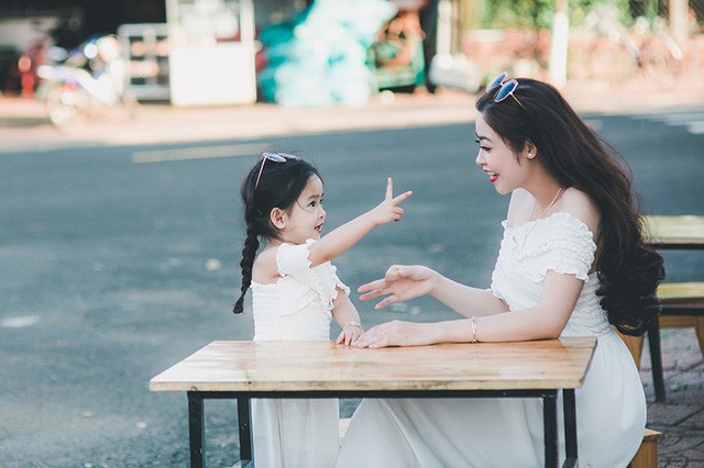 Mùa xuân ấm áp của hai mẹ con xinh đẹp, đáng yêu - ảnh 5