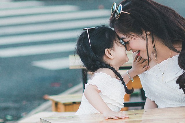 Mùa xuân ấm áp của hai mẹ con xinh đẹp, đáng yêu - ảnh 6