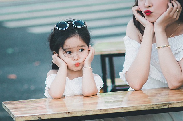 Mùa xuân ấm áp của hai mẹ con xinh đẹp, đáng yêu - ảnh 8