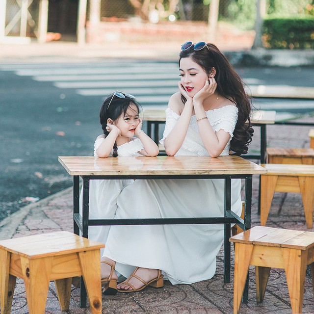Mùa xuân ấm áp của hai mẹ con xinh đẹp, đáng yêu - ảnh 10