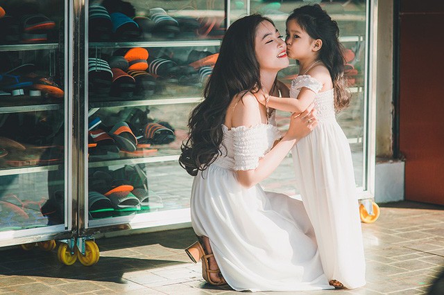 Mùa xuân ấm áp của hai mẹ con xinh đẹp, đáng yêu - ảnh 1