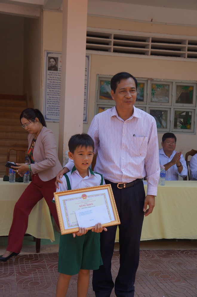 Tặng bằng khen cho học sinh 10 tuổi trả lại của đánh rơi - ảnh 1