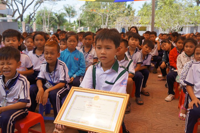 Tặng bằng khen cho học sinh 10 tuổi trả lại của đánh rơi - ảnh 2