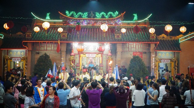 Vác hương 'khủng' đi dâng lễ, xin lộc ở chùa Bà Thiên Hậu - ảnh 3