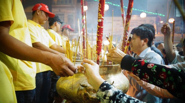 Vác hương 'khủng' đi dâng lễ, xin lộc ở chùa Bà Thiên Hậu - ảnh 4