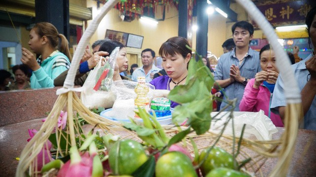 Vác hương 'khủng' đi dâng lễ, xin lộc ở chùa Bà Thiên Hậu - ảnh 5