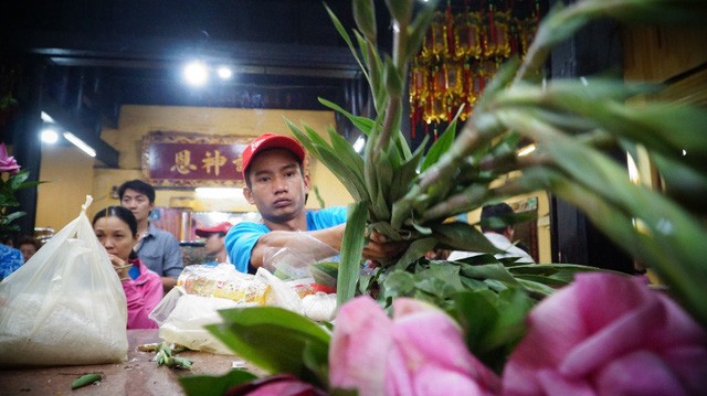 Vác hương 'khủng' đi dâng lễ, xin lộc ở chùa Bà Thiên Hậu - ảnh 6