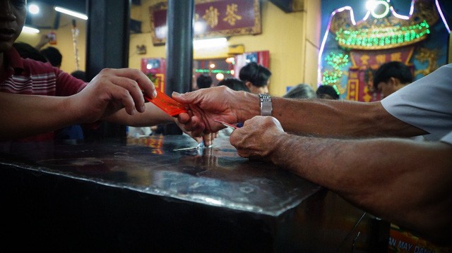 Vác hương 'khủng' đi dâng lễ, xin lộc ở chùa Bà Thiên Hậu - ảnh 7