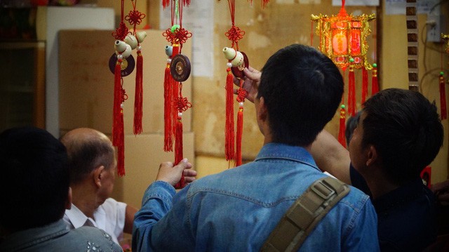 Vác hương 'khủng' đi dâng lễ, xin lộc ở chùa Bà Thiên Hậu - ảnh 9