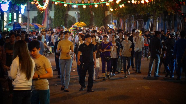 Vác hương 'khủng' đi dâng lễ, xin lộc ở chùa Bà Thiên Hậu - ảnh 1