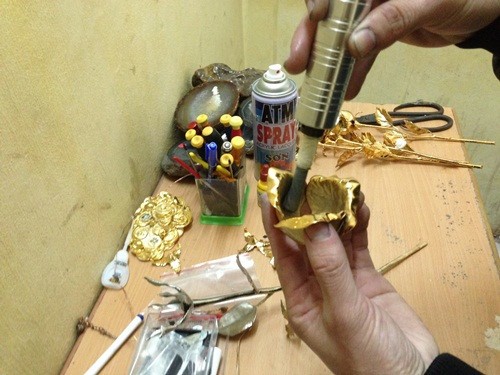 Cận cảnh hoa hồng dát vàng cho ngày 8/3 ở Trung Quốc - ảnh 3