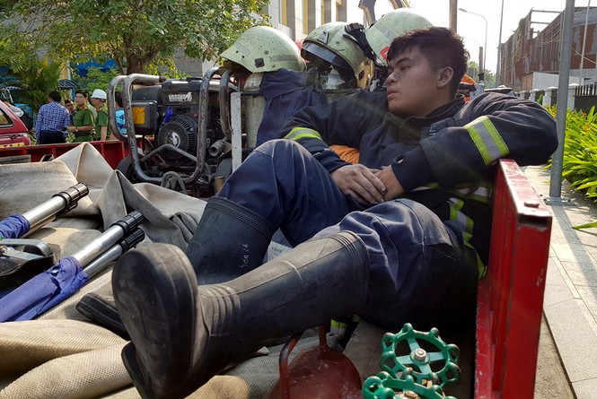 Những người hùng cứu hàng trăm nạn nhân vụ cháy chung cư Carina - ảnh 1