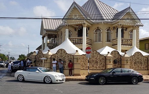 Triệu phú đeo trang sức 100.000 USD, nằm quan tài vàng khi chết - ảnh 2