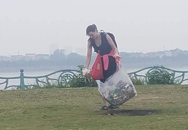 Cô gái Tây dọn rác ở Phủ Tây Hồ: Nhà mình sao để khách làm hộ? - ảnh 3