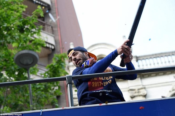 Barcelona diễu hành hoành tráng mừng ‘cú đúp’ vô địch - ảnh 10