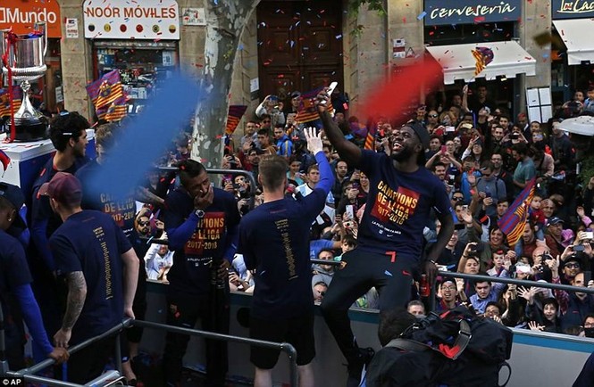 Barcelona diễu hành hoành tráng mừng ‘cú đúp’ vô địch - ảnh 11