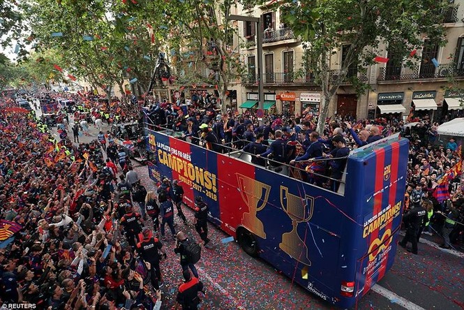 Barcelona diễu hành hoành tráng mừng ‘cú đúp’ vô địch - ảnh 1