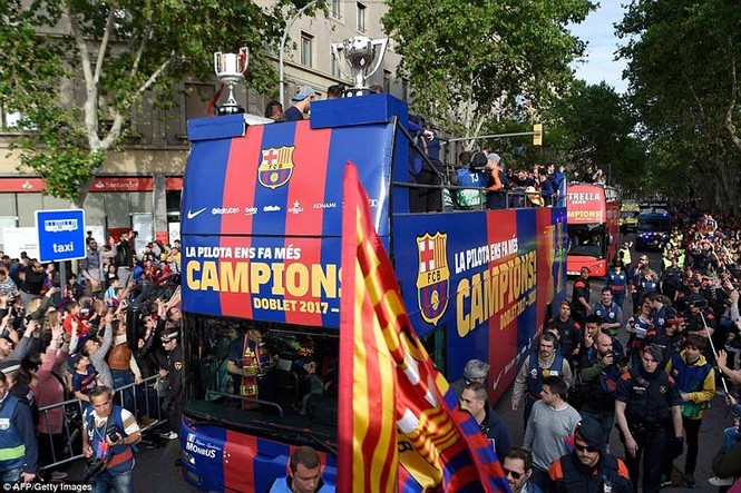 Barcelona diễu hành hoành tráng mừng ‘cú đúp’ vô địch - ảnh 2