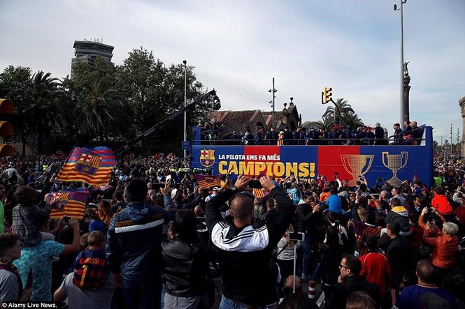 Barcelona diễu hành hoành tráng mừng ‘cú đúp’ vô địch - ảnh 3