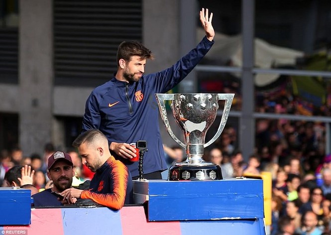 Barcelona diễu hành hoành tráng mừng ‘cú đúp’ vô địch - ảnh 4