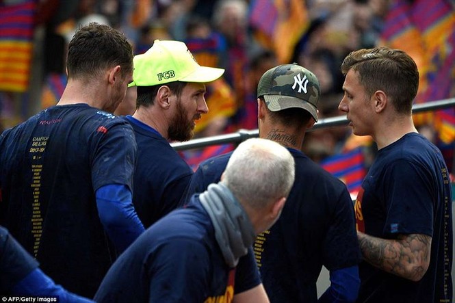 Barcelona diễu hành hoành tráng mừng ‘cú đúp’ vô địch - ảnh 6