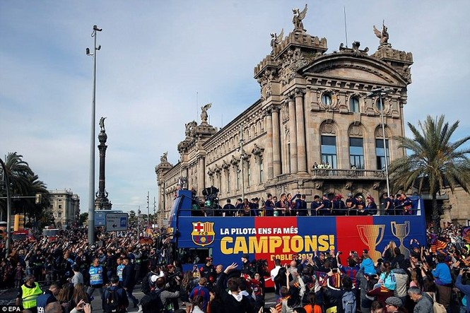 Barcelona diễu hành hoành tráng mừng ‘cú đúp’ vô địch - ảnh 8