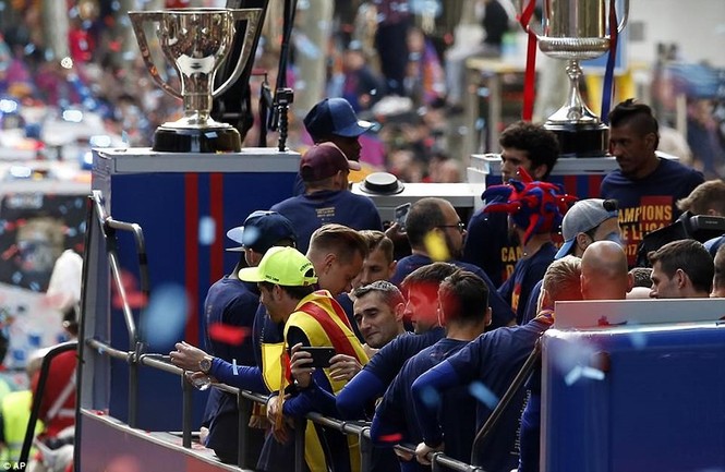 Barcelona diễu hành hoành tráng mừng ‘cú đúp’ vô địch - ảnh 9
