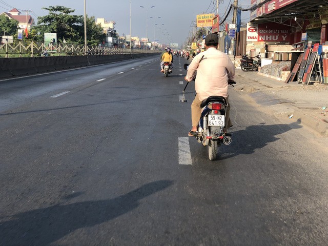 Hãi hùng nhìn 'vũ khí' đinh tặc rải trên quốc lộ - ảnh 2