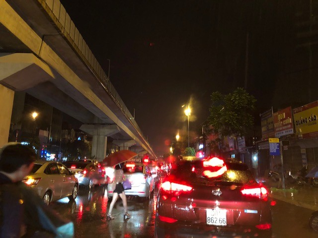 Giao thông Hà Nội ùn ứ, hỗn loạn sau trận mưa buổi tối - ảnh 2