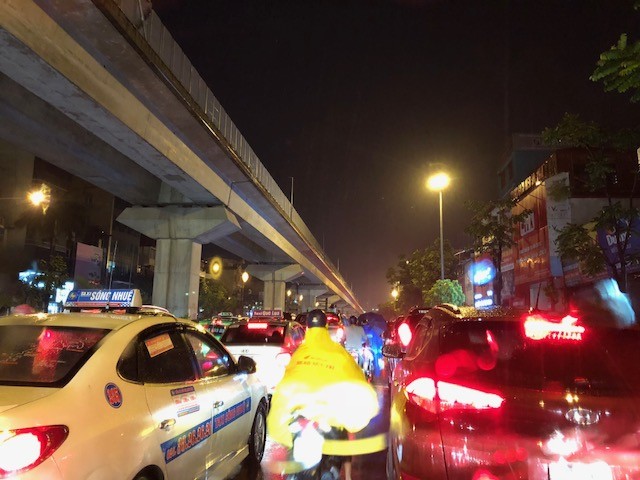 Giao thông Hà Nội ùn ứ, hỗn loạn sau trận mưa buổi tối - ảnh 3