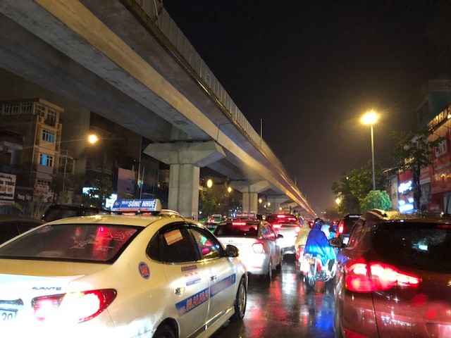 Giao thông Hà Nội ùn ứ, hỗn loạn sau trận mưa buổi tối - ảnh 4