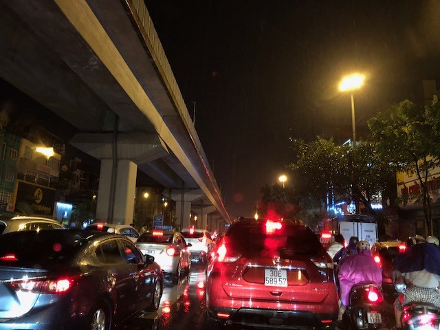 Giao thông Hà Nội ùn ứ, hỗn loạn sau trận mưa buổi tối - ảnh 5