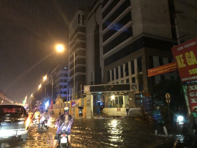 Giao thông Hà Nội ùn ứ, hỗn loạn sau trận mưa buổi tối - ảnh 6