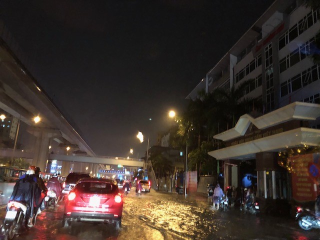 Giao thông Hà Nội ùn ứ, hỗn loạn sau trận mưa buổi tối - ảnh 7