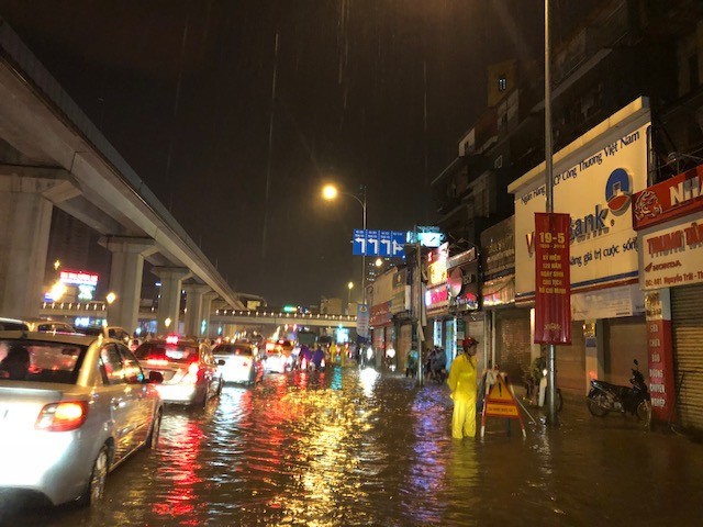 Giao thông Hà Nội ùn ứ, hỗn loạn sau trận mưa buổi tối - ảnh 8