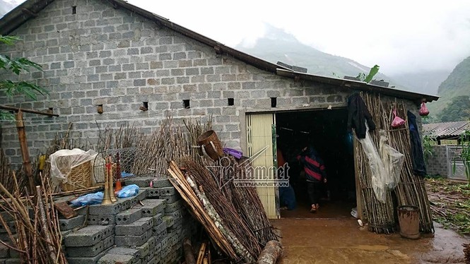 Chồng ngã quỵ trước thi thể vợ con nhấc lên từ đống bùn lạnh lẽo - ảnh 1