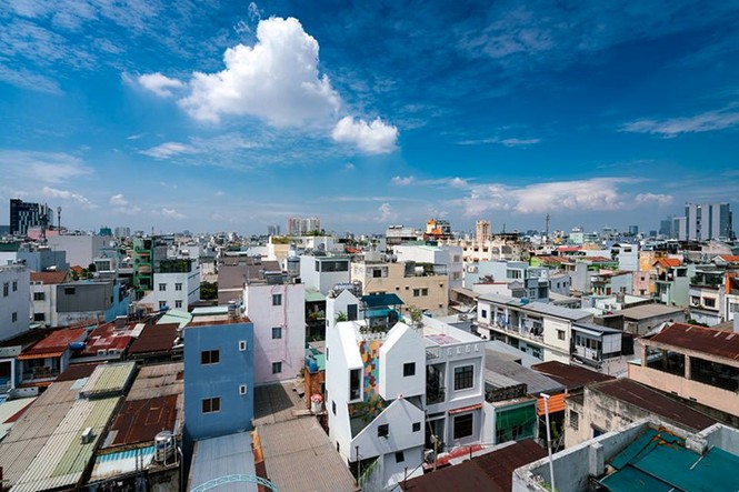 Công trình nhà chồng nhà nổi bần bật giữa Sài Gòn - ảnh 1