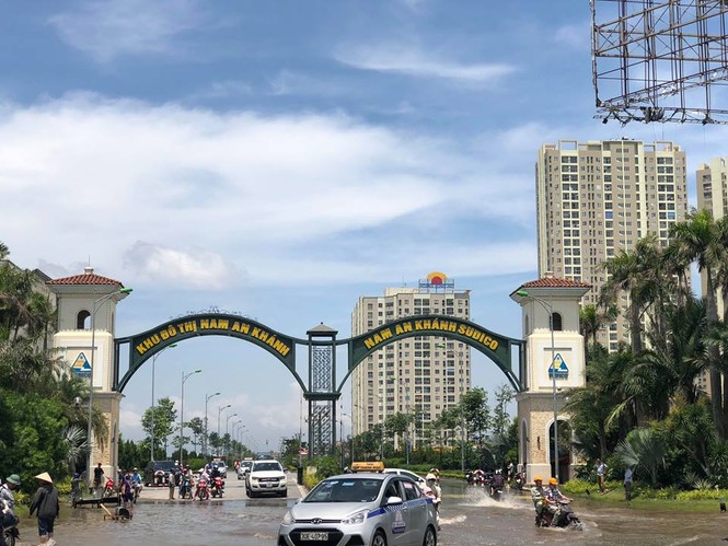 Ôtô 'rẽ sóng' vượt qua làng biệt thự triệu đô phía Tây Hà Nội - ảnh 1