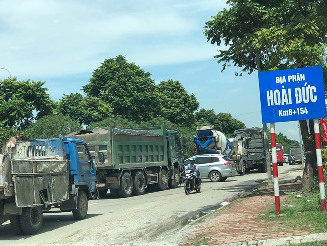 Ôtô 'rẽ sóng' vượt qua làng biệt thự triệu đô phía Tây Hà Nội - ảnh 15