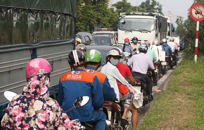 Hai ngày sau mưa lớn, đường ngoại thành Hà Nội vẫn bị ngập - ảnh 8