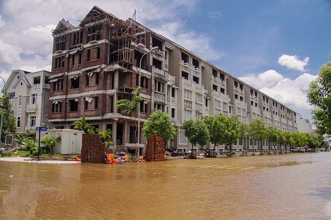 Sau ngập, 'làng' biệt thự triệu đô lộ nhiều bất cập - ảnh 1