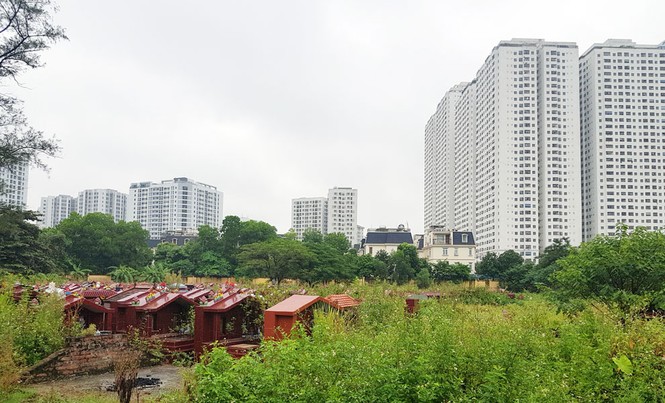 Nơi học sinh đông nhất: Đất trường học bị 'dí' vào nghĩa trang,ao đình - ảnh 2