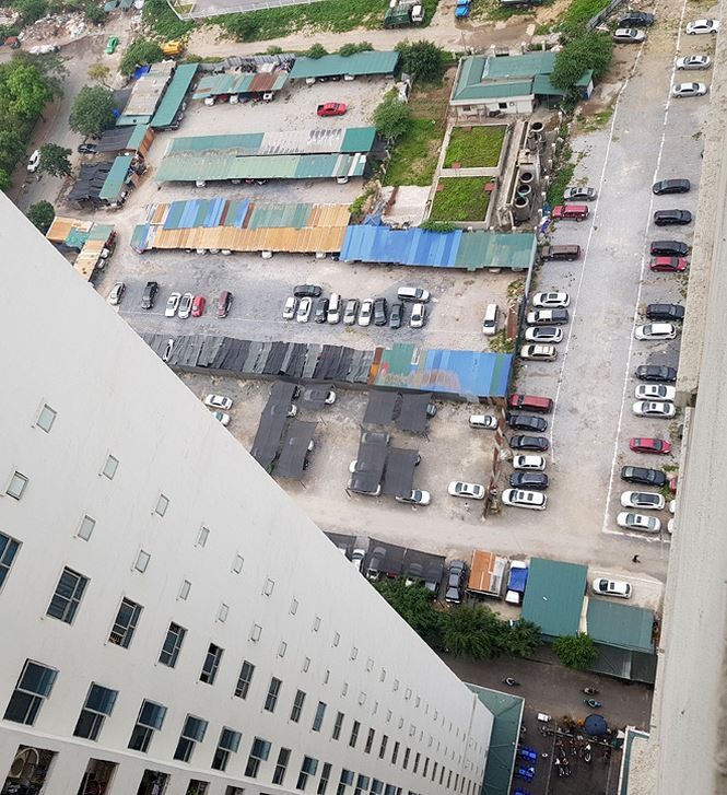 Nơi học sinh đông nhất: Đất trường học bị 'dí' vào nghĩa trang,ao đình - ảnh 3